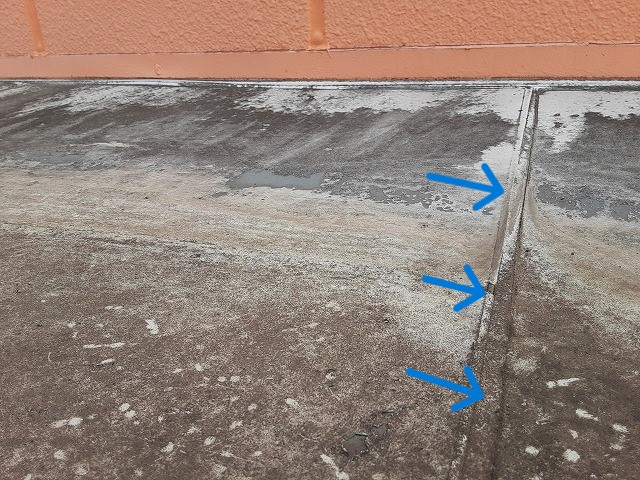 板金庇屋根の隙間から漏水